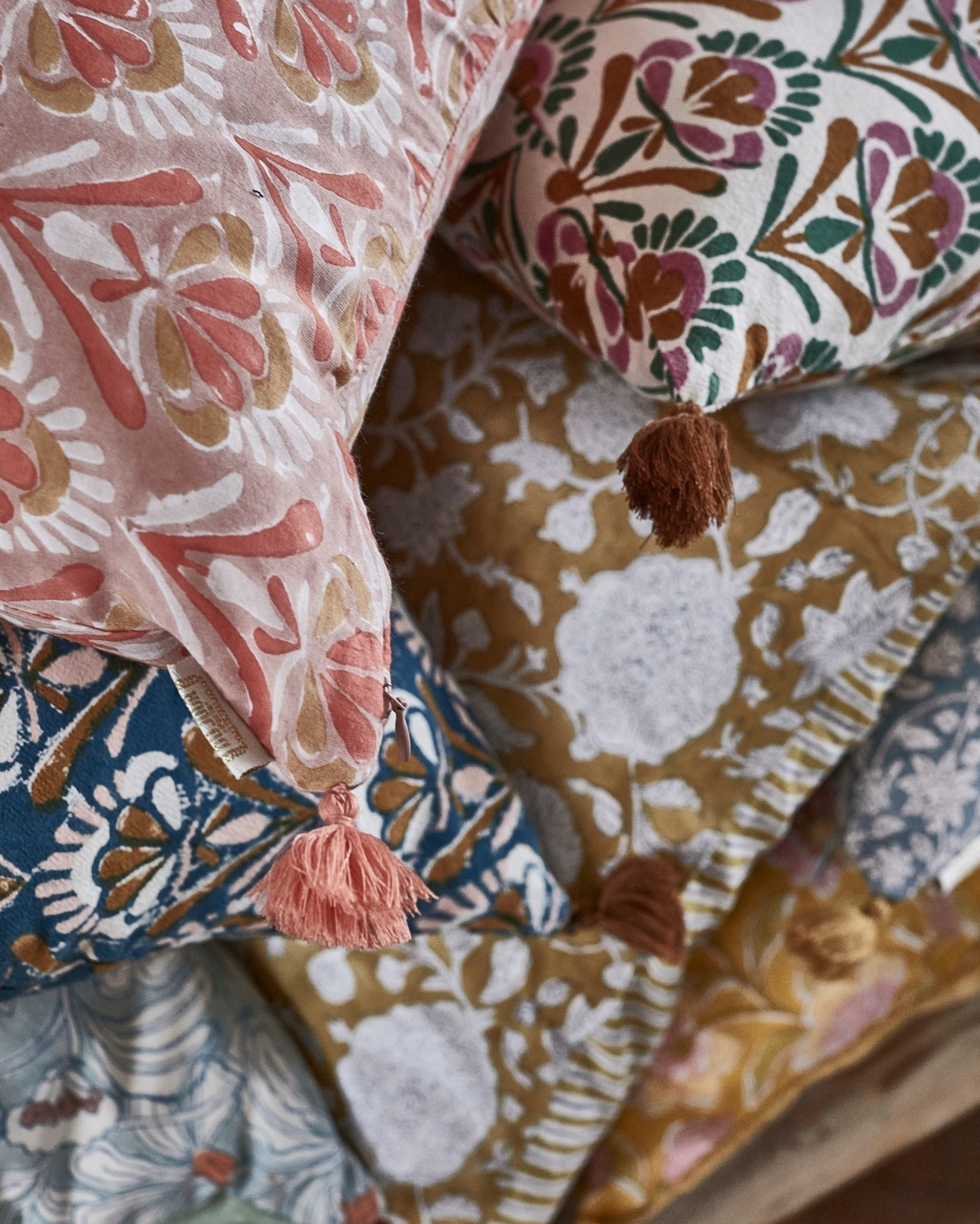 Coussins bohèmes avec motifs floraux - décoration naturelle et durable