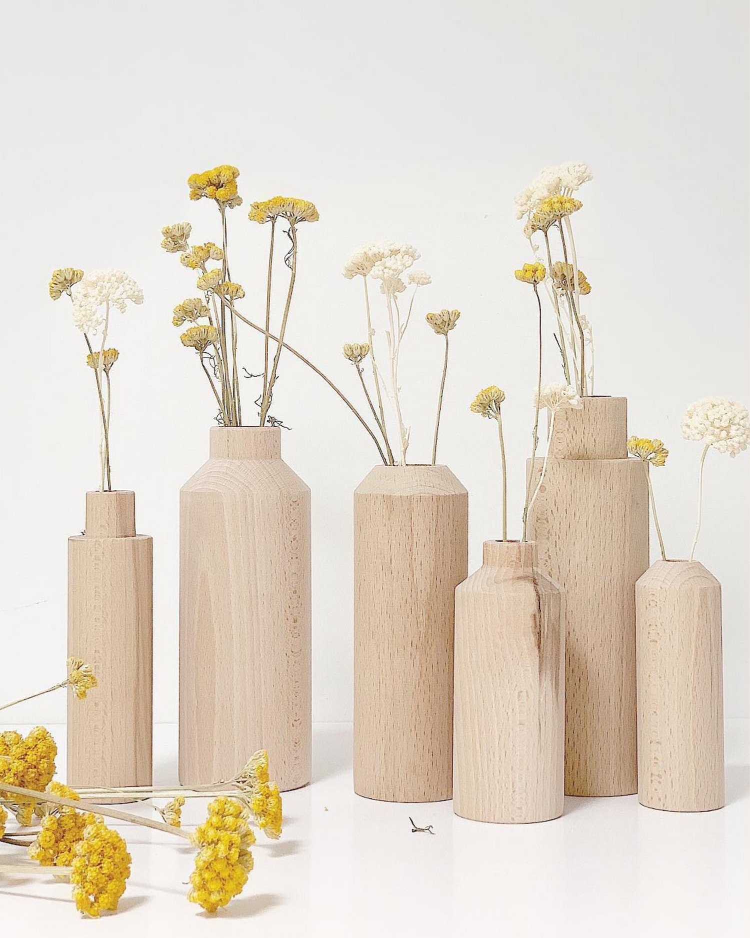 Vases en bois artisanal et fleurs séchées - décoration écoresponsable