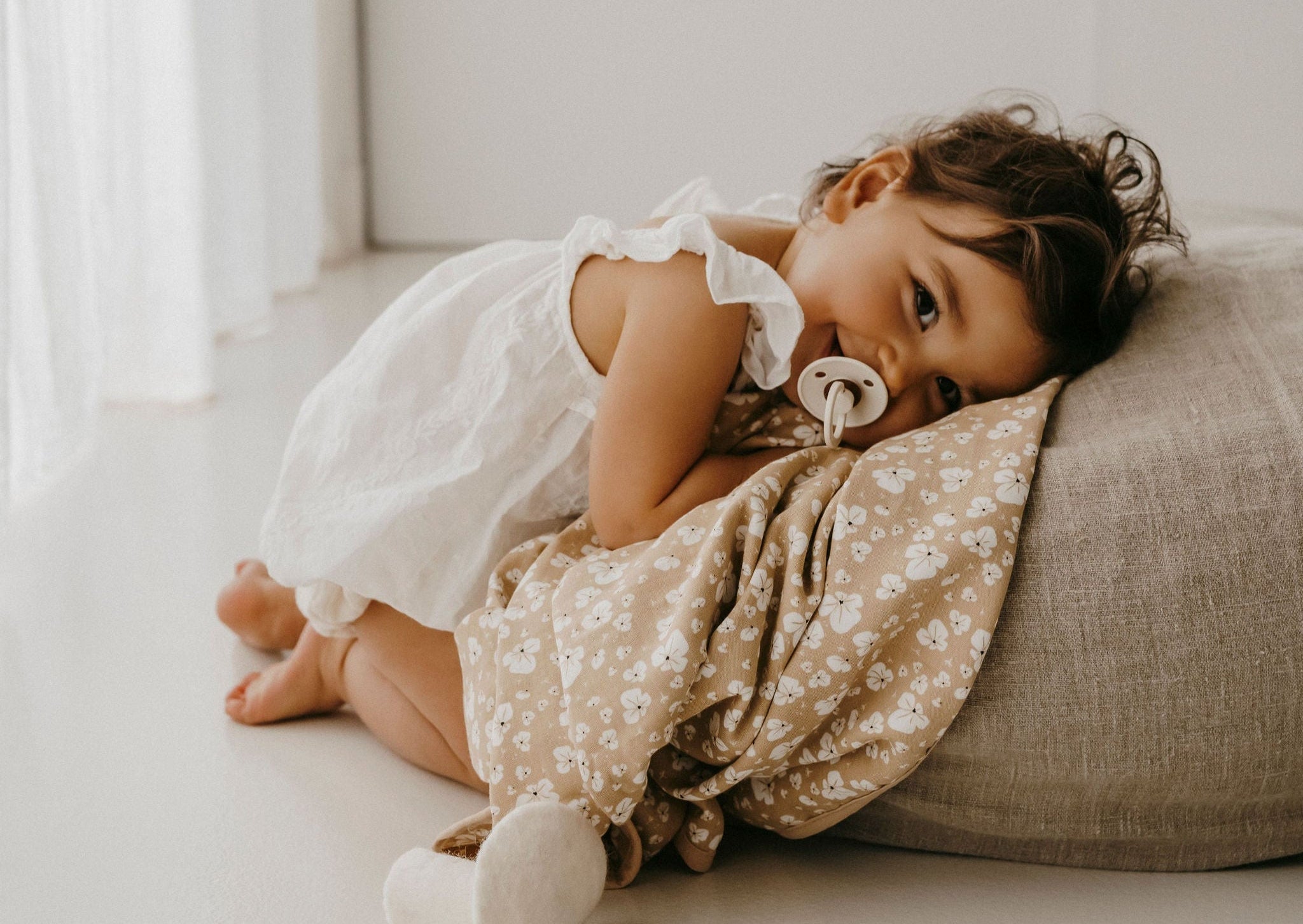 Bébé allongé sur du linge en coton bio  - l'esprit Family Concept Store