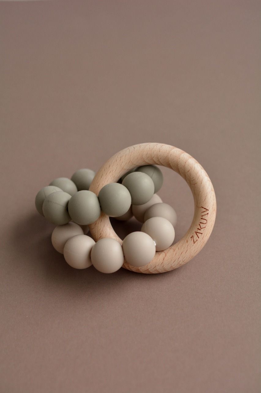 ANNEAU DE DENTITION EN BOIS ET SILICONE "SEDNA" AMANDE - Zakuw - Lili Margaret