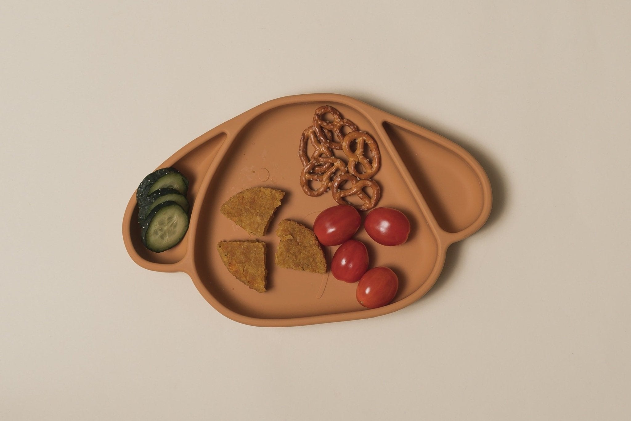ASSIETTE VENTOUSE EN SILICONE BÉBÉ – MILO LE CHIEN JAUNE MIEL | The Cotton Cloud - Lili Margaret