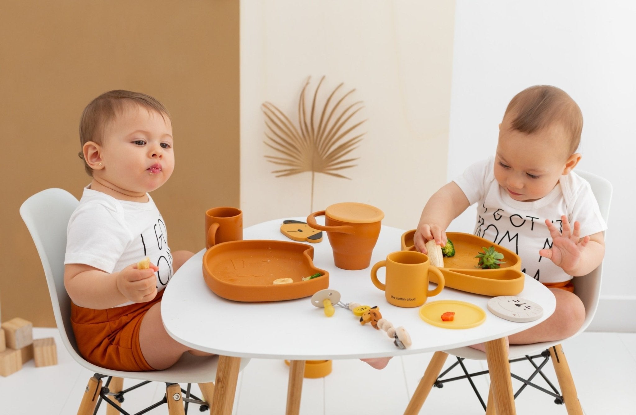 ASSIETTE VENTOUSE EN SILICONE BÉBÉ – MILO LE CHIEN JAUNE MIEL | The Cotton Cloud - Lili Margaret