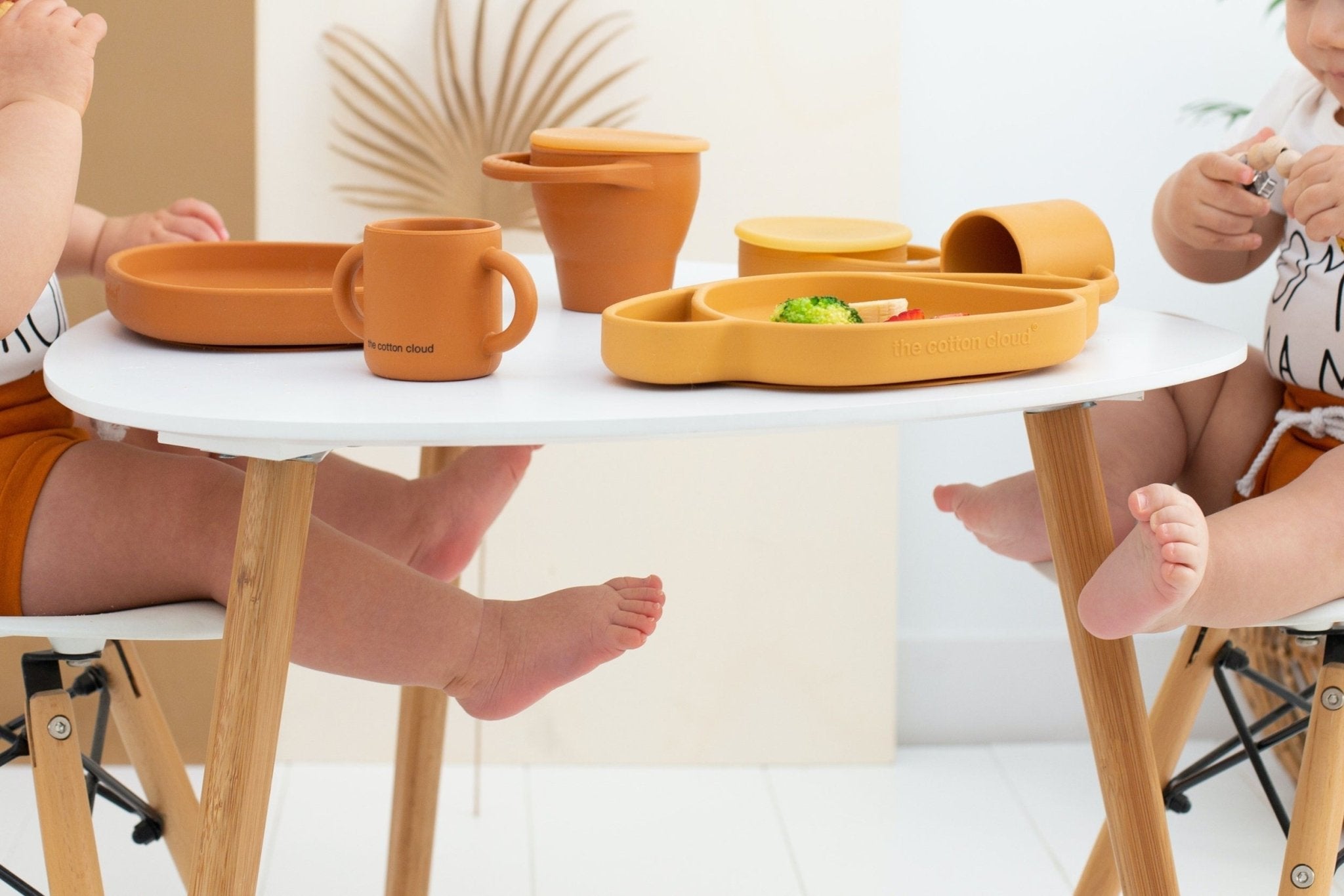 ASSIETTE VENTOUSE EN SILICONE BÉBÉ – MILO LE CHIEN JAUNE MIEL | The Cotton Cloud - Lili Margaret