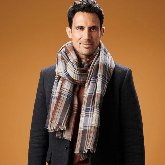 ÉCHARPE HOMME À CARREAUX MARRON ET BLEU EN LAINE MÉRINOS OTZARRETA - AV08 Paris - Lili Margaret