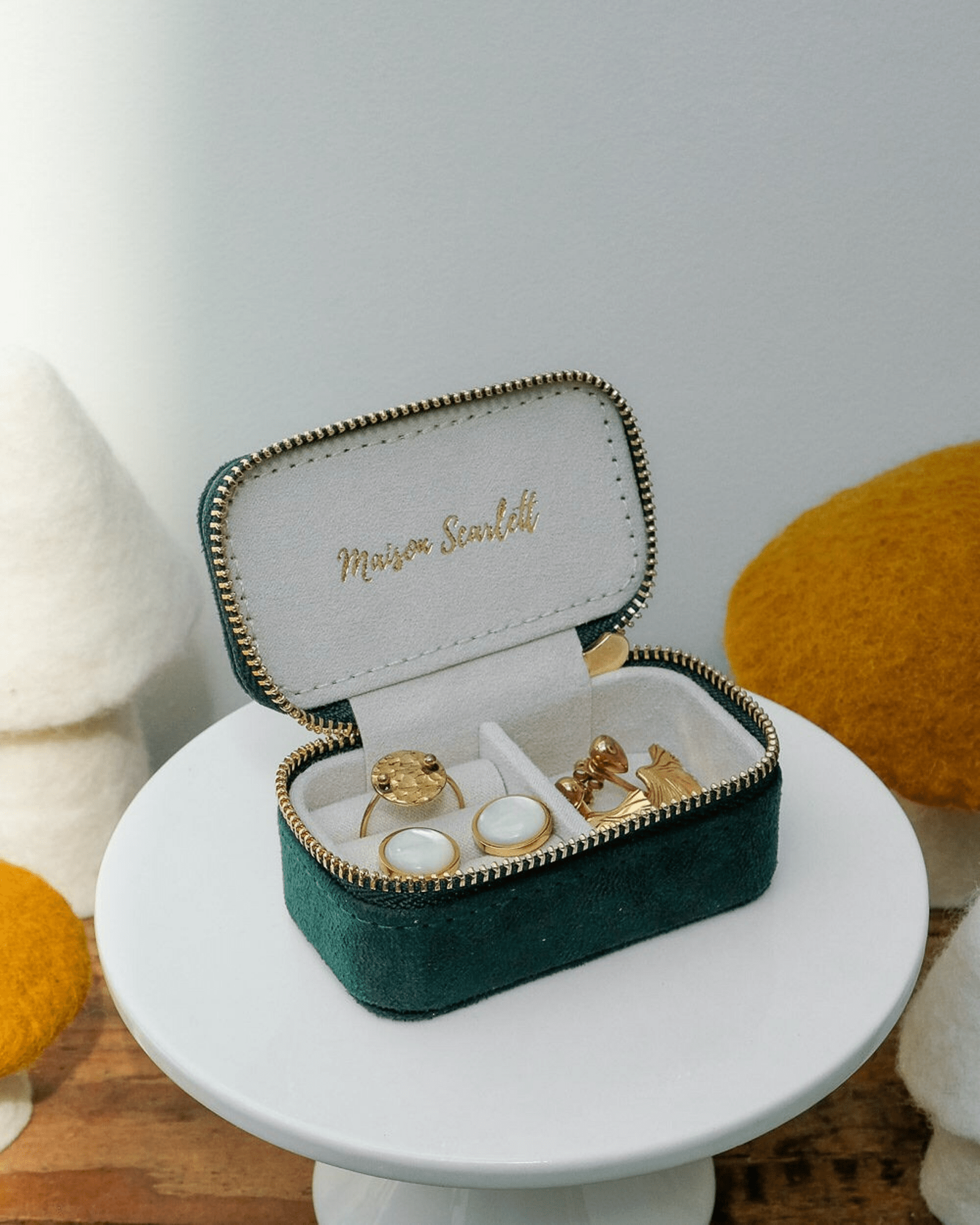 Mini boîte à bijoux de voyage en velours vert – Marie par Maison Scarlett