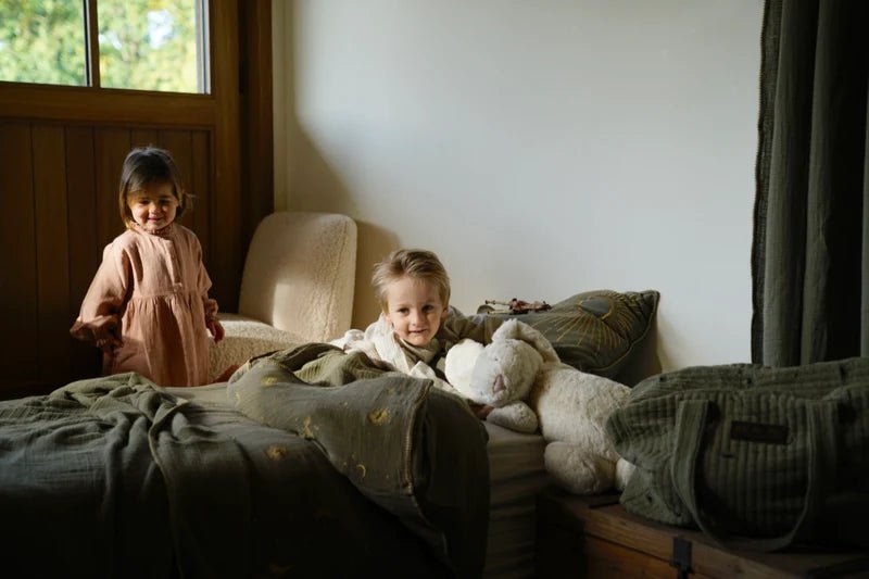 PARURE DE LIT GAZE DE COTON "VERT KAKI MOTIF DORÉ" - Jacky and Family - Lili Margaret