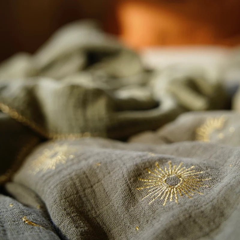 PARURE DE LIT GAZE DE COTON "VERT KAKI MOTIF DORÉ" - Jacky and Family - Lili Margaret