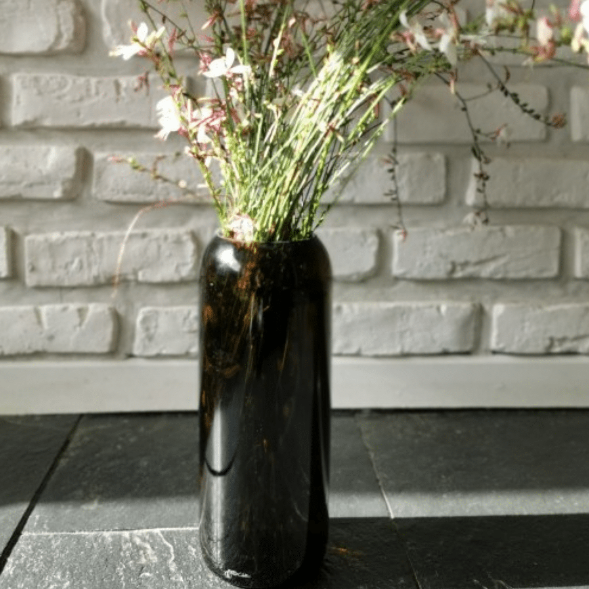 VASE DESIGN EN VERRE RECYCLÉ MAGNUM BRUN - PLATES & Culotées - Lili Margaret