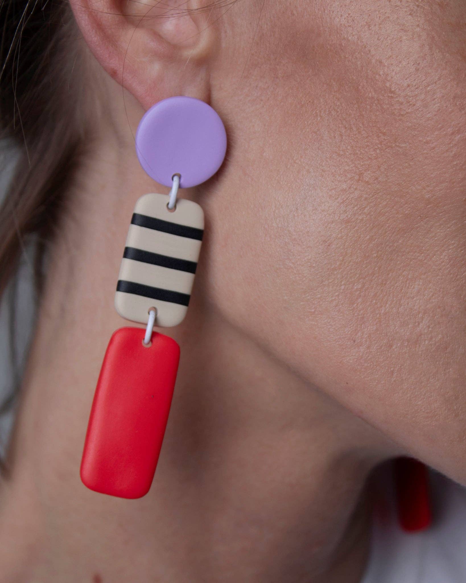 Boucles d’oreilles graphiques rouges et violettes