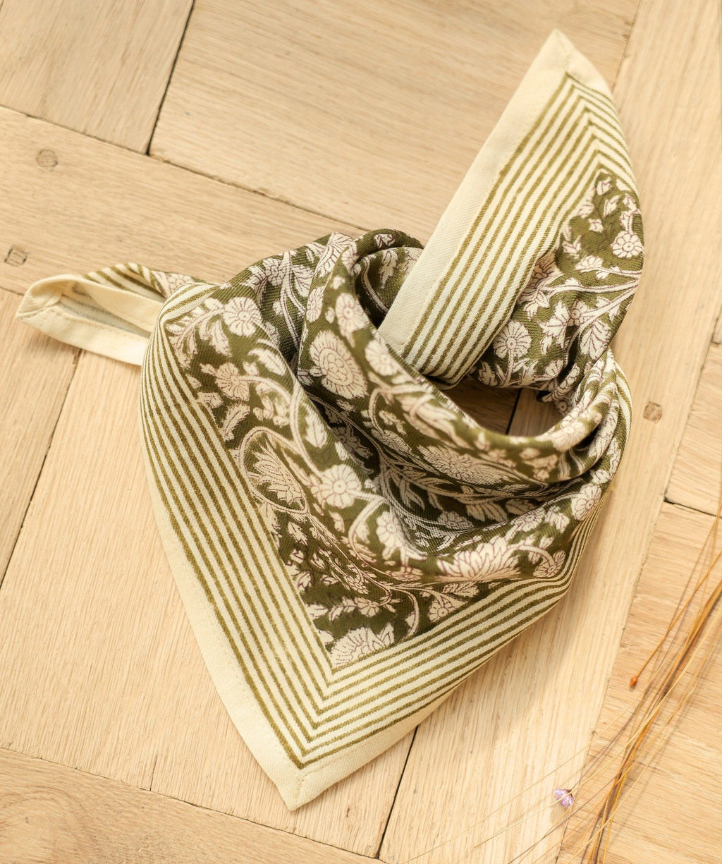 Foulard petit format Anjali Kaki en coton imprimé - vue 3