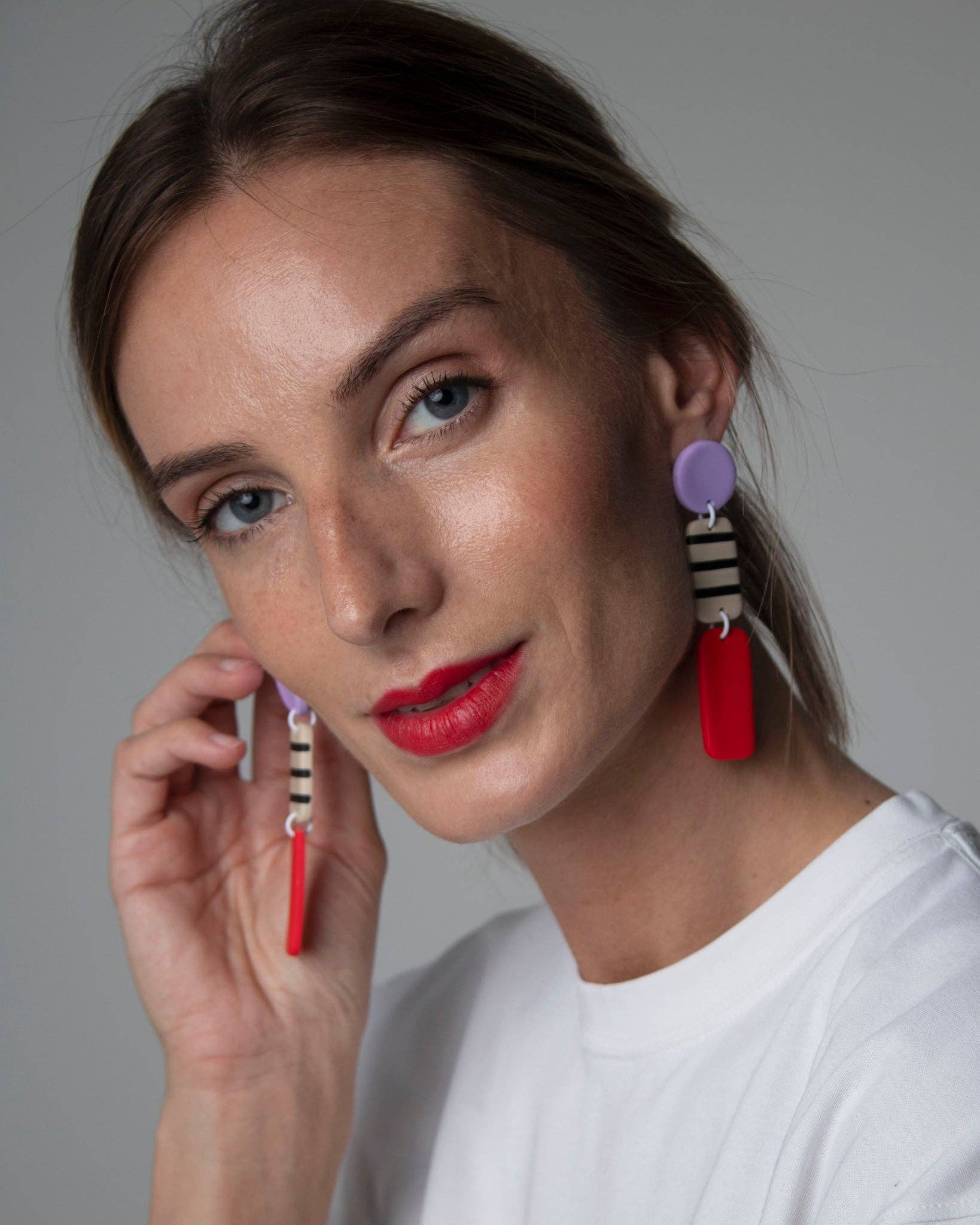 Boucles d’oreilles graphiques rouges et violettes