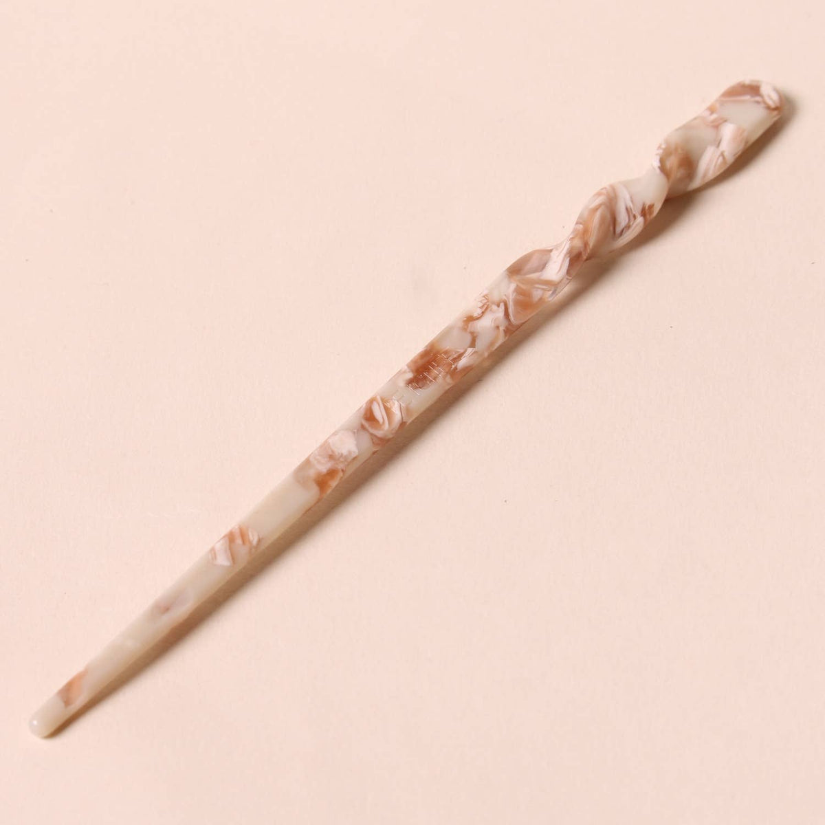 Pic à cheveux en acétate nougat – Peignée Paris – vue 2