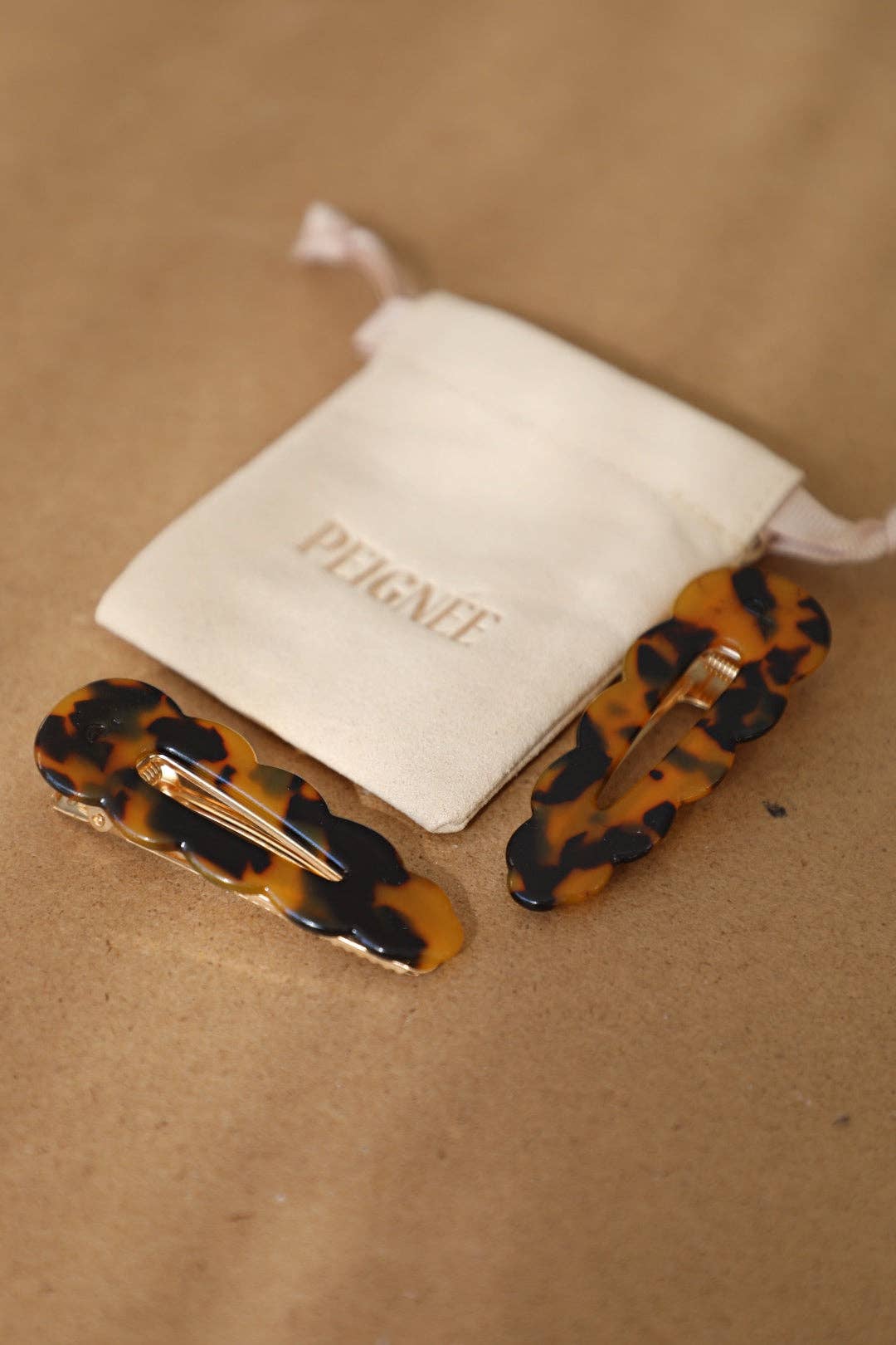 Paire de grandes barrettes Signature panthère – Peignée Paris – vue 4