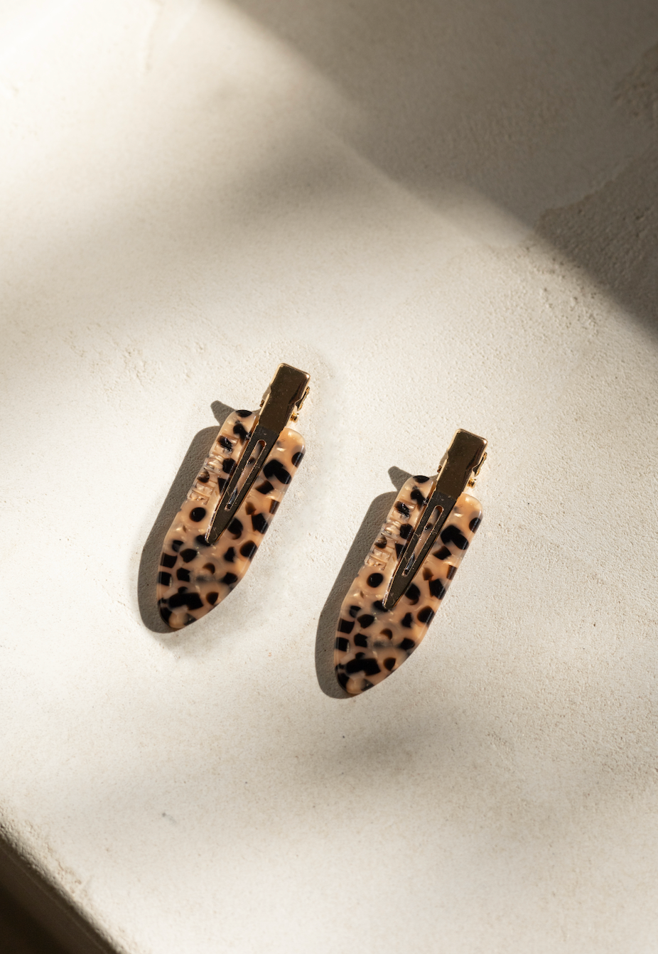 Paire de barrettes à cheveux léopard – Peignée Paris – vue 2