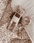 Doudou en laine fait main chaton salopette écrue