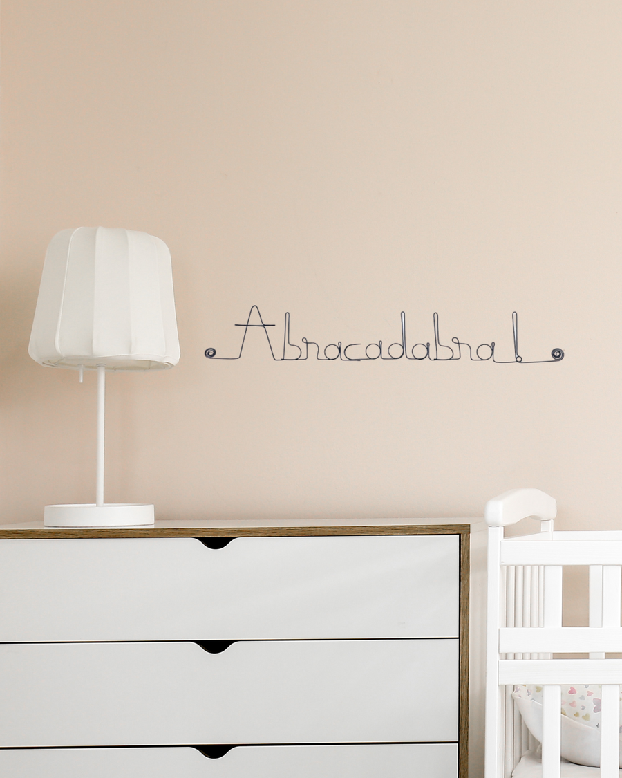 Message mural en fil de fer "abracadabra"