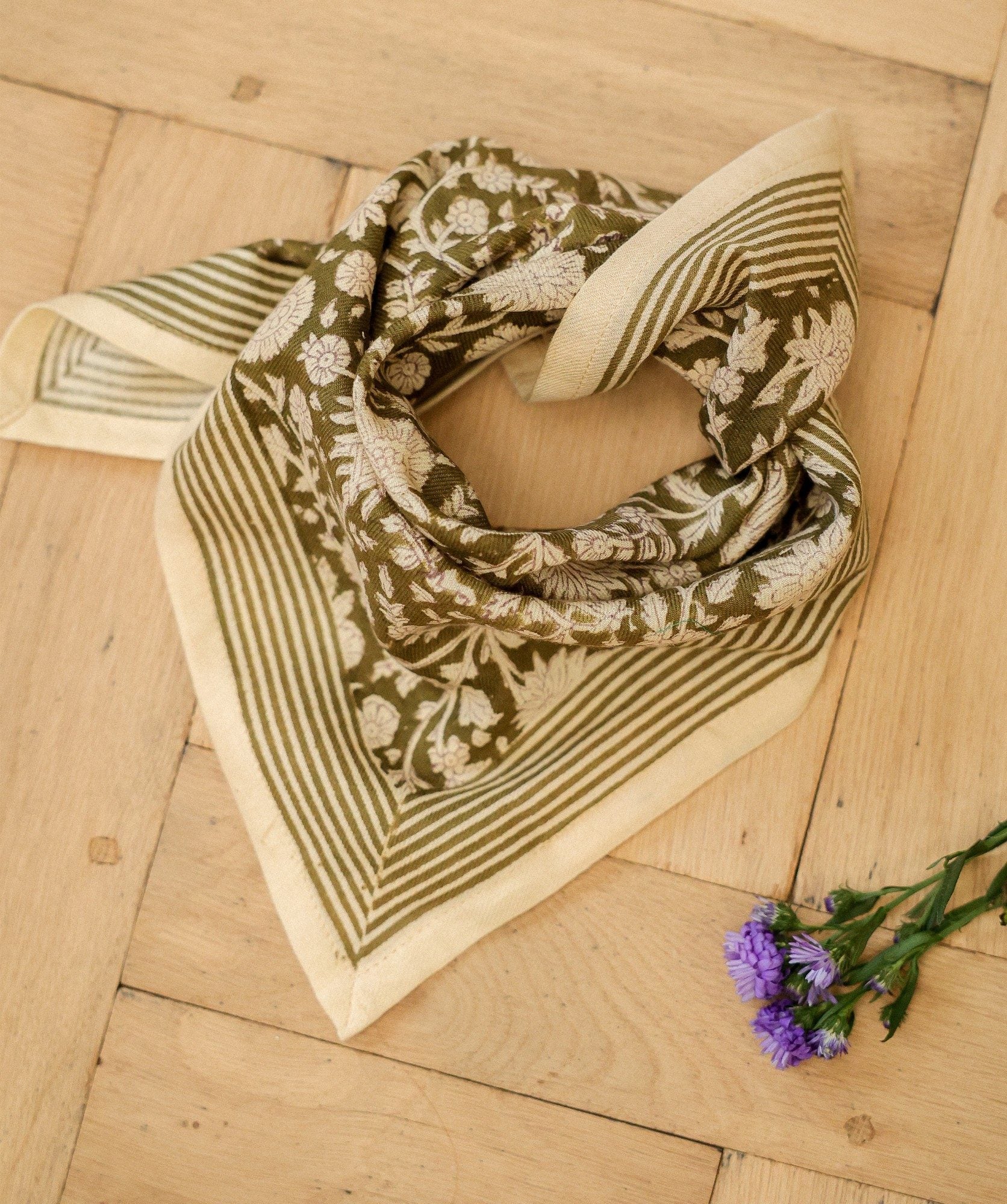 Foulard petit format Anjali Kaki en coton imprimé - vue 2