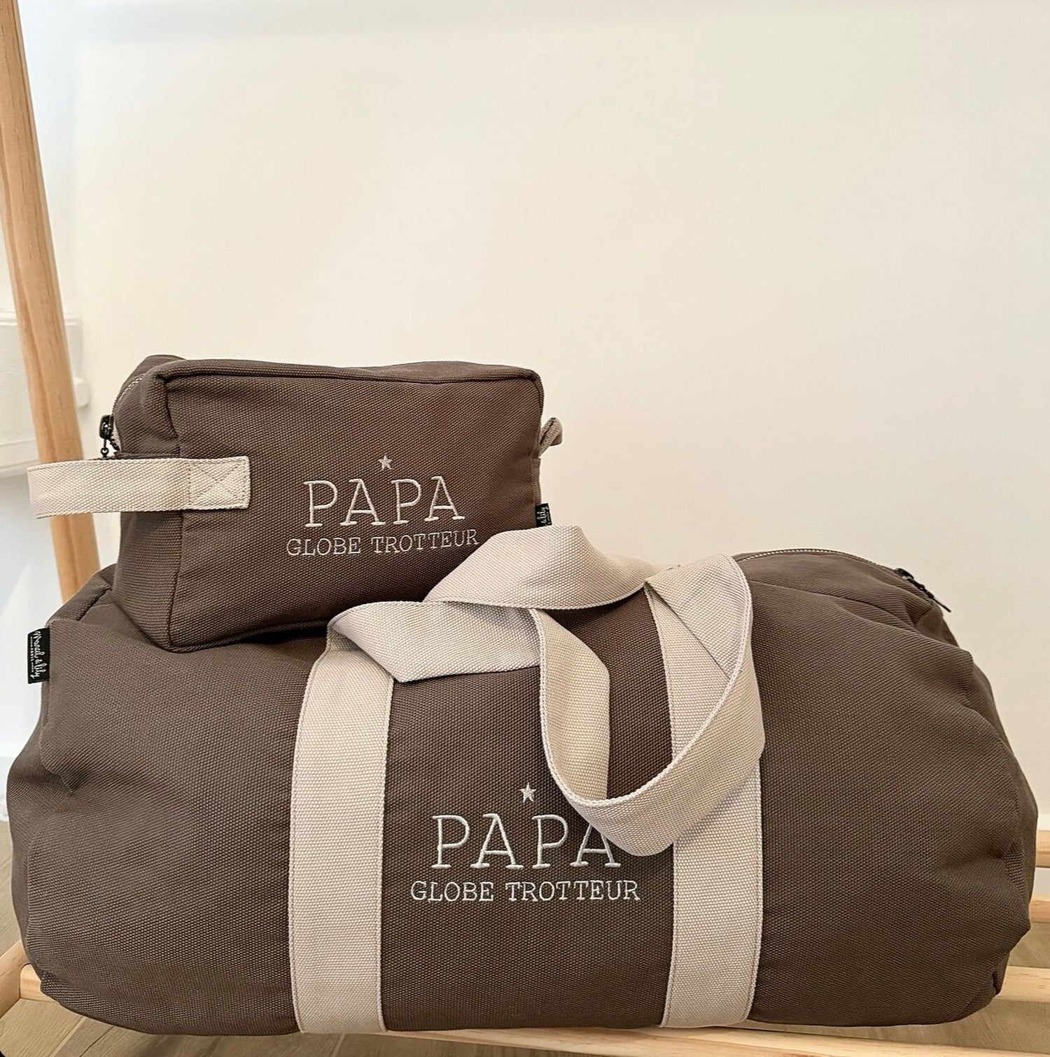 Grande Trousse De Toilette Brodée &quot;Papa Globe&quot; coloris Marron Glacé NaN