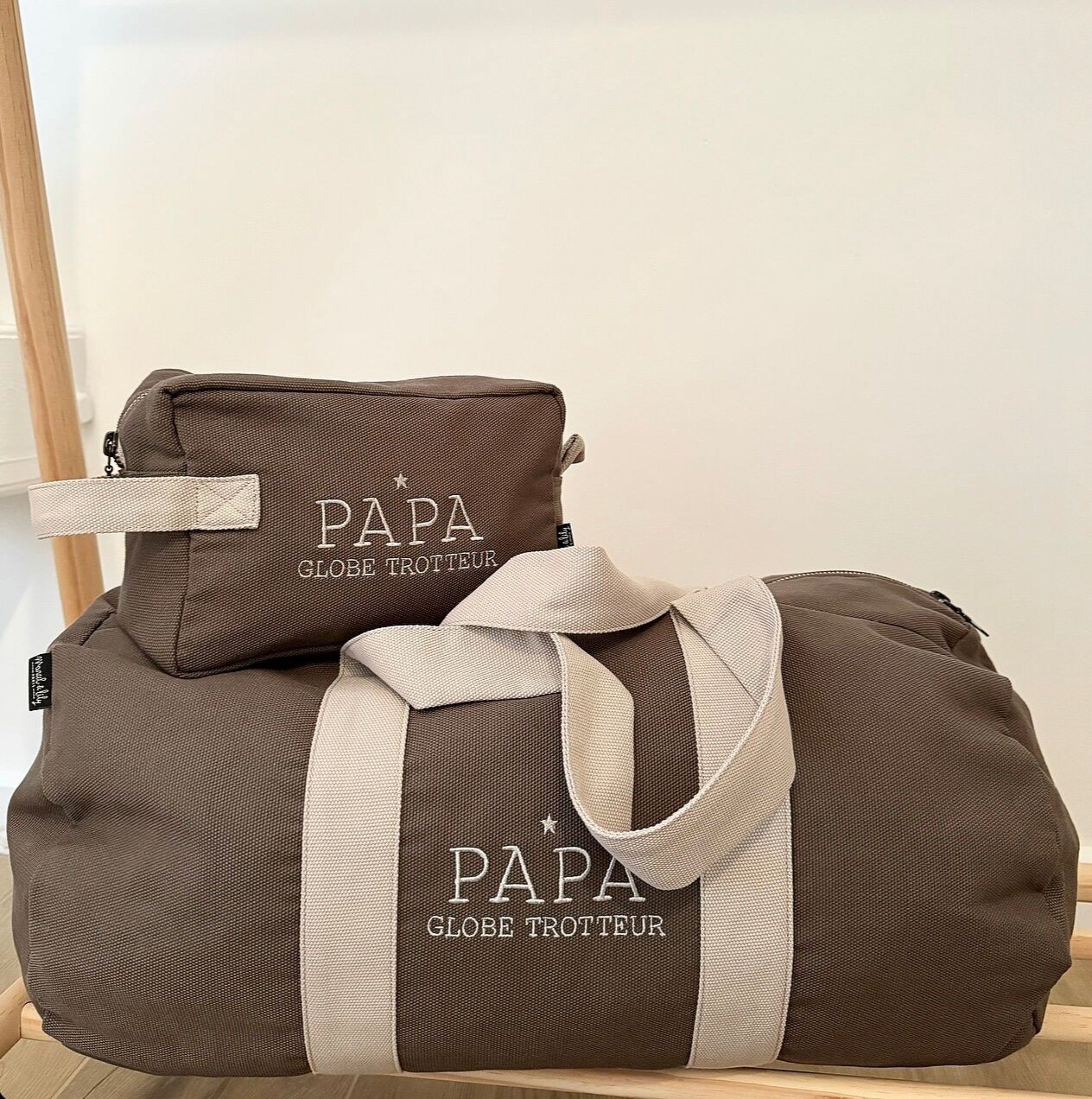 Grande Trousse De Toilette Brodée &quot;Papa Globe&quot; coloris Marron Glacé NaN