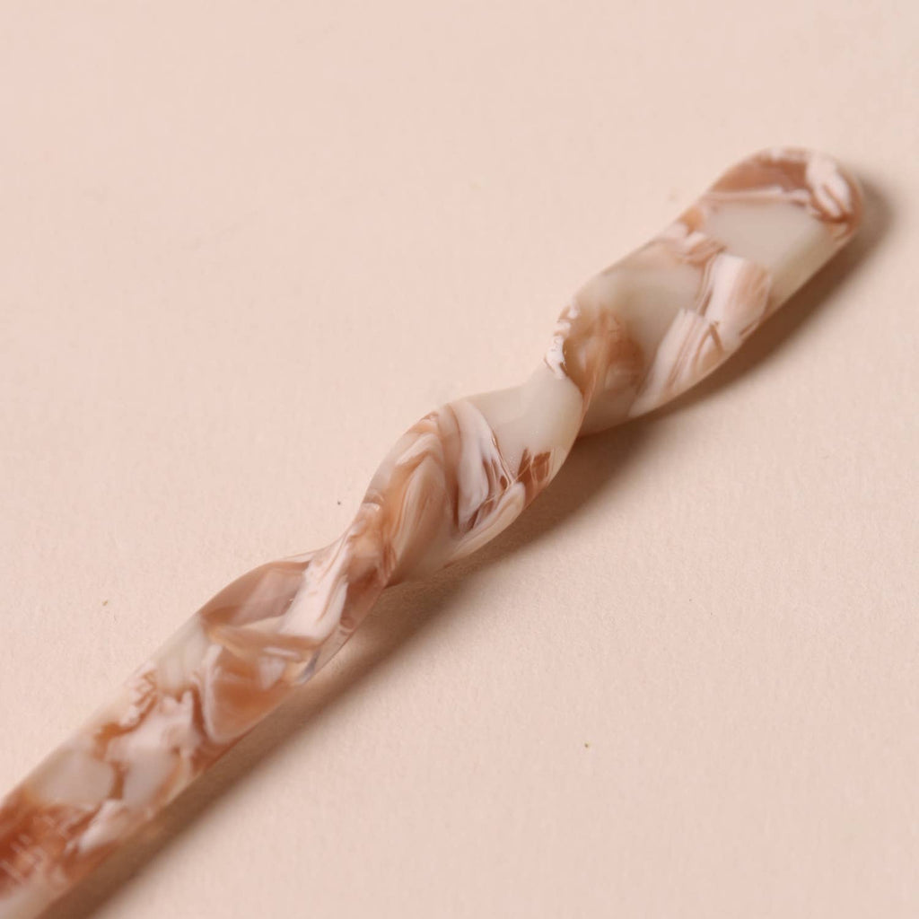 Pic à cheveux en acétate nougat – Peignée Paris – vue 4