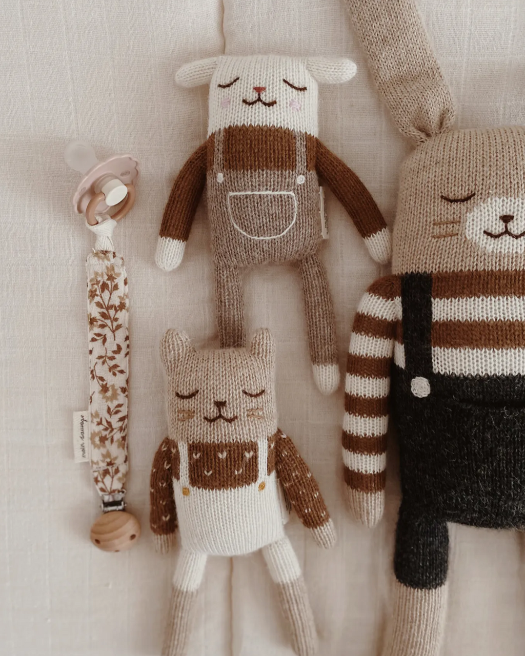 Doudou en laine fait main chaton salopette écrue