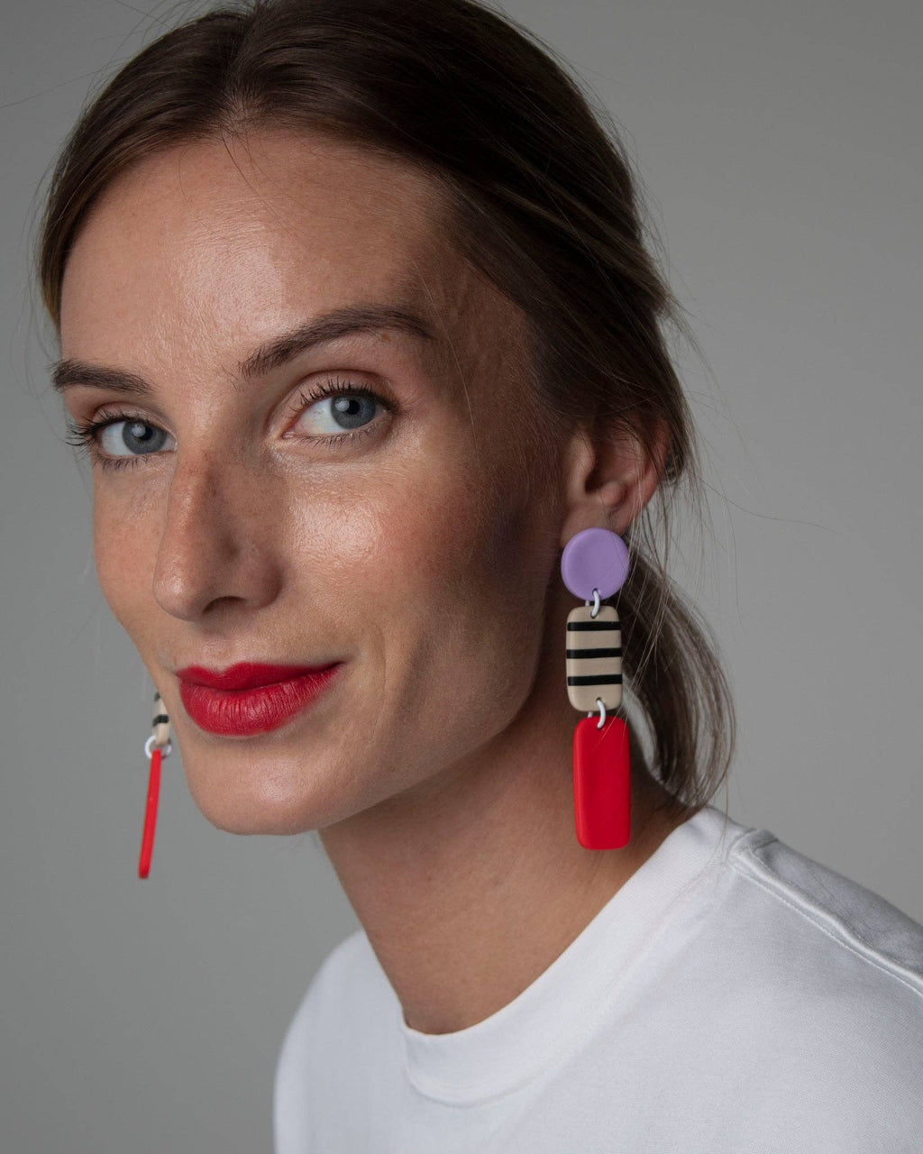 Boucles d’oreilles graphiques rouges et violettes