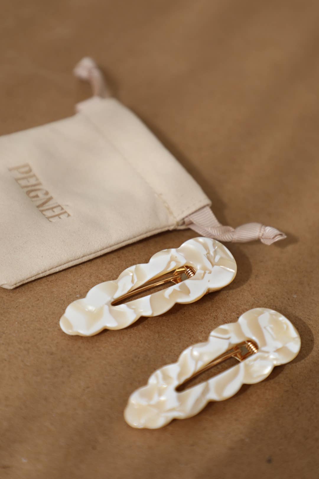 Paire de grandes barrettes Signature popcorn – Peignée Paris – vue 3