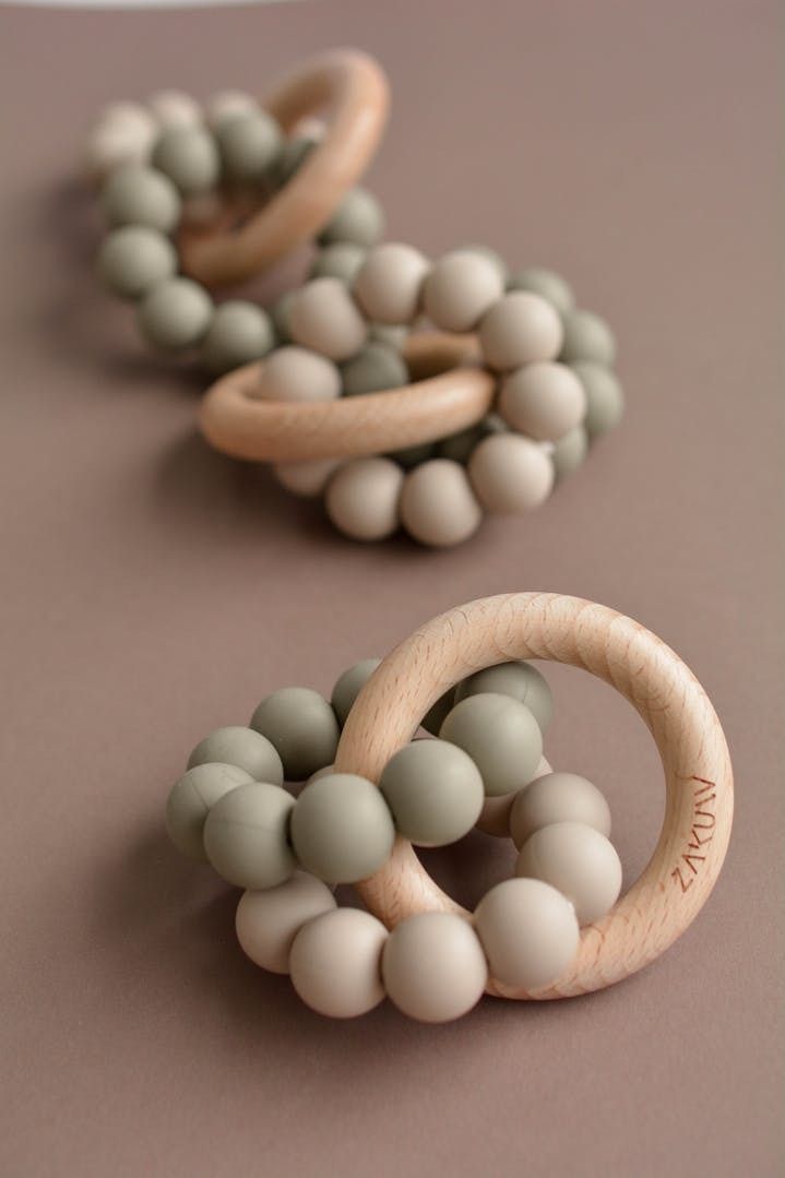 ANNEAU DE DENTITION EN BOIS ET SILICONE &quot;SEDNA&quot; AMANDE - Zakuw - Lili Margaret