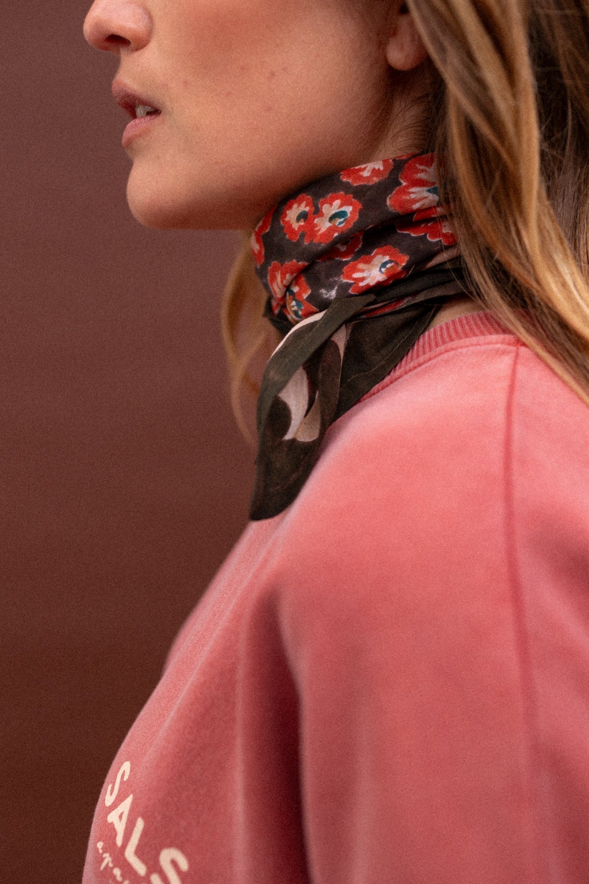 Foulard fleuri en voile de coton Falala – Carmen Chili – Apaches Collections – vue 2