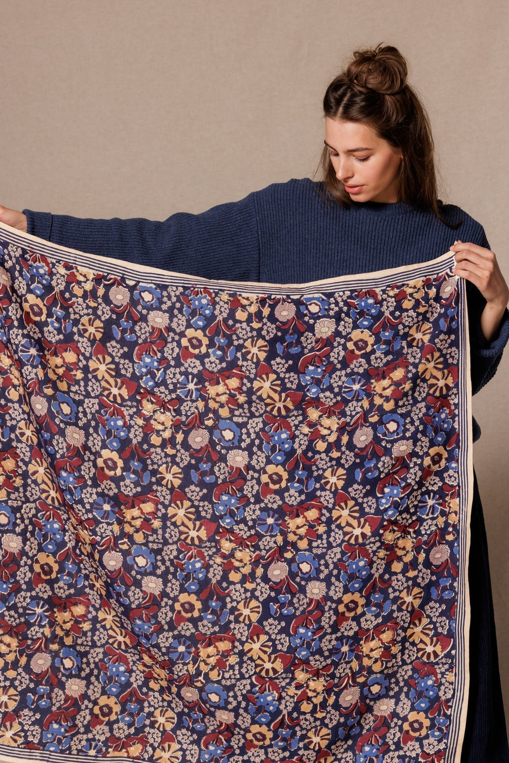 Grand foulard fleuri en coton Latika – September Indigo – Apaches Collections – vue 3