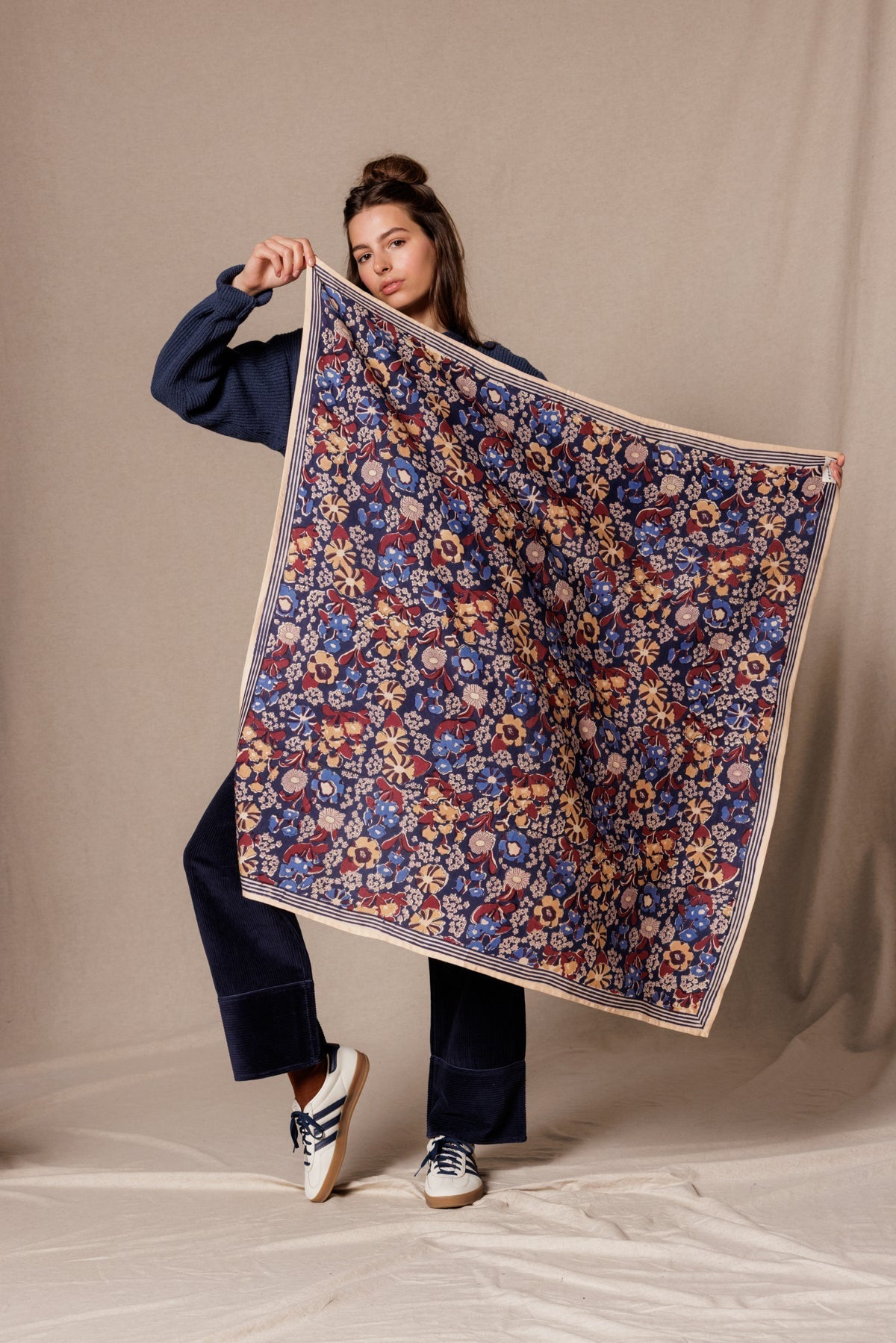 Grand foulard fleuri en coton Latika – September Indigo – Apaches Collections – vue 2