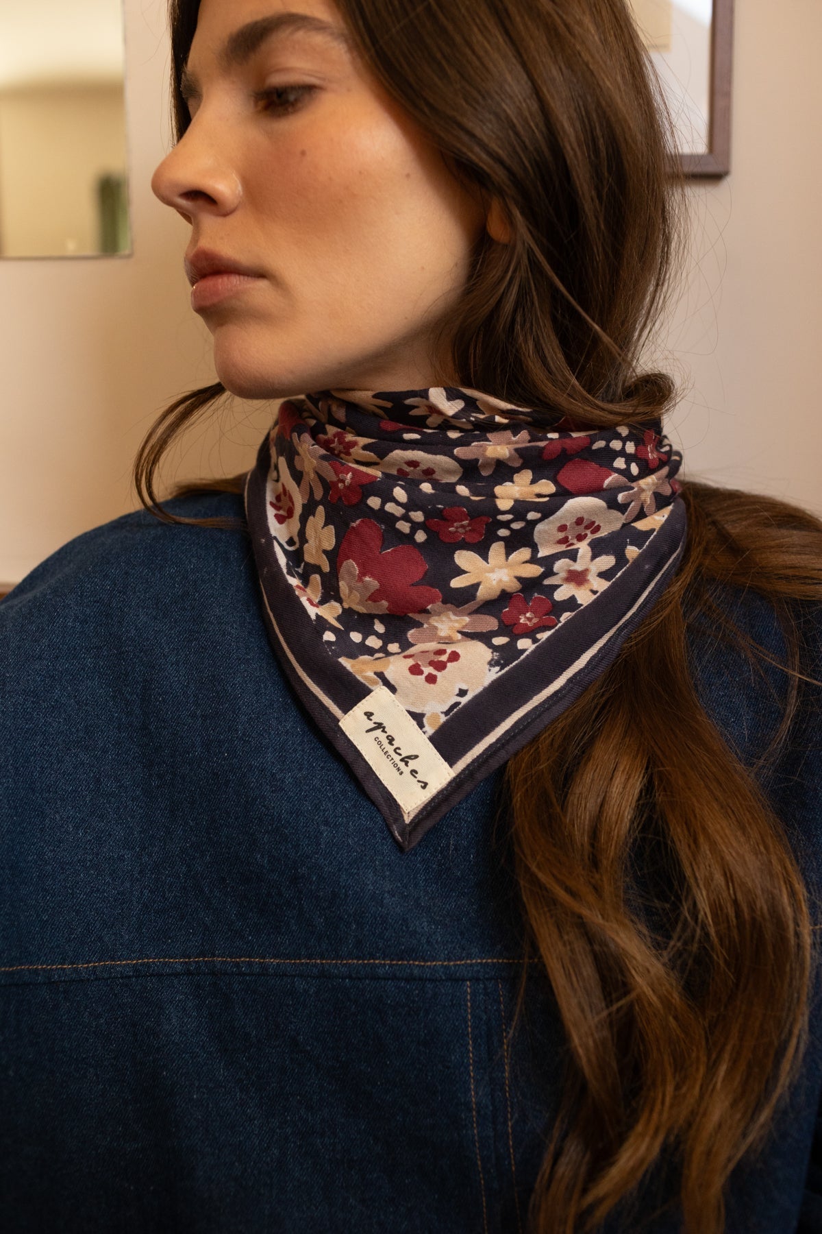 Petit foulard fleuri en coton Manika – Polly Coal – Apaches Collections – vue 2