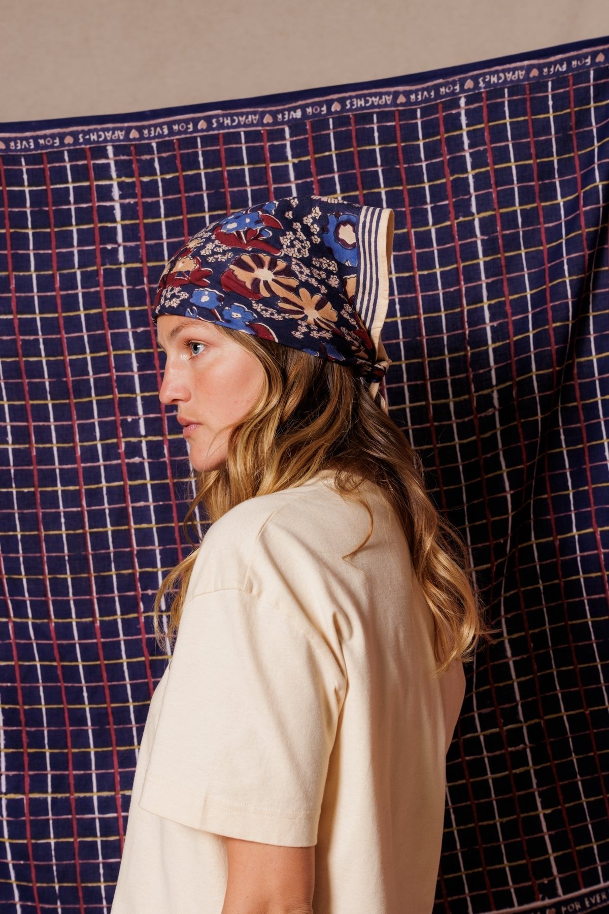 Petit foulard fleuri en coton Manika – September Indigo – Apaches Collections – vue 3