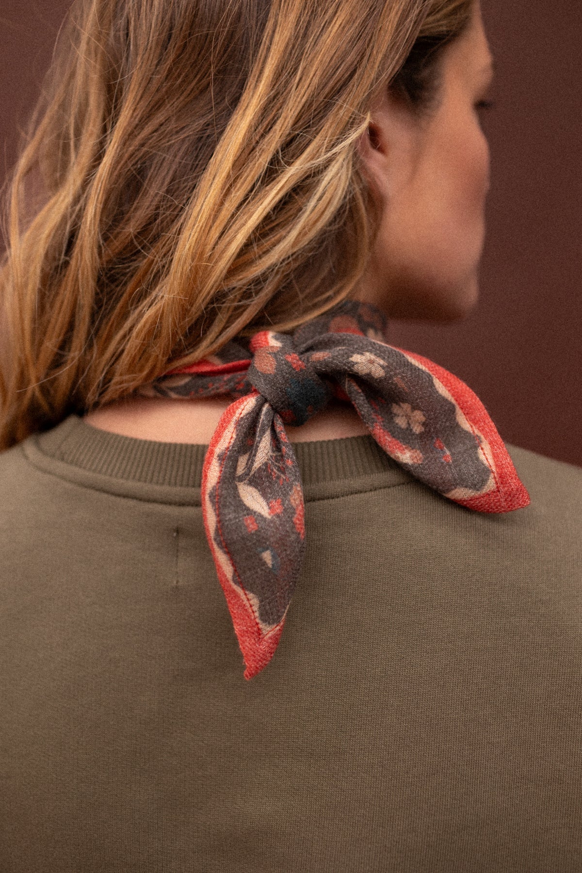 Petit foulard fleuri en laine Farzana – Bolero Fougère – Apaches Collections – vue 4