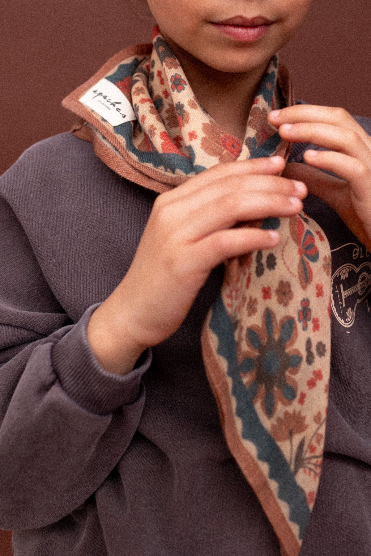 Petit foulard fleuri en laine Farzana – Bolero Macadamia – Apaches Collections – vue 3