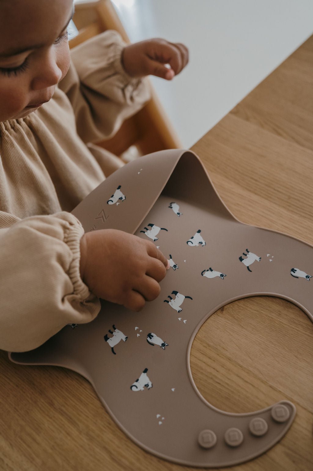Bavoir en silicone avec récupérateur minouche taupe - zakuw