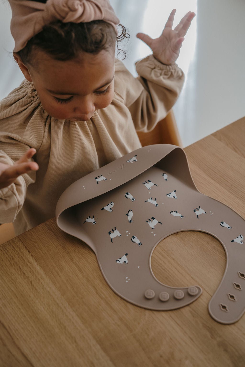 Bavoir en silicone avec récupérateur minouche taupe - zakuw