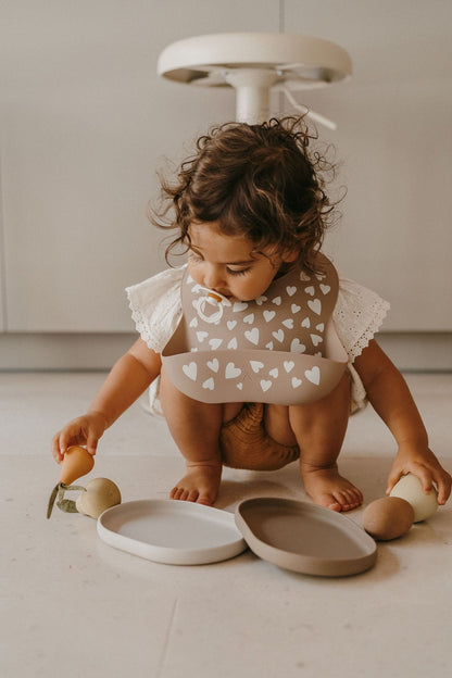 Bavoir en silicone cœurs taupe - zakuw - Lili Margaret