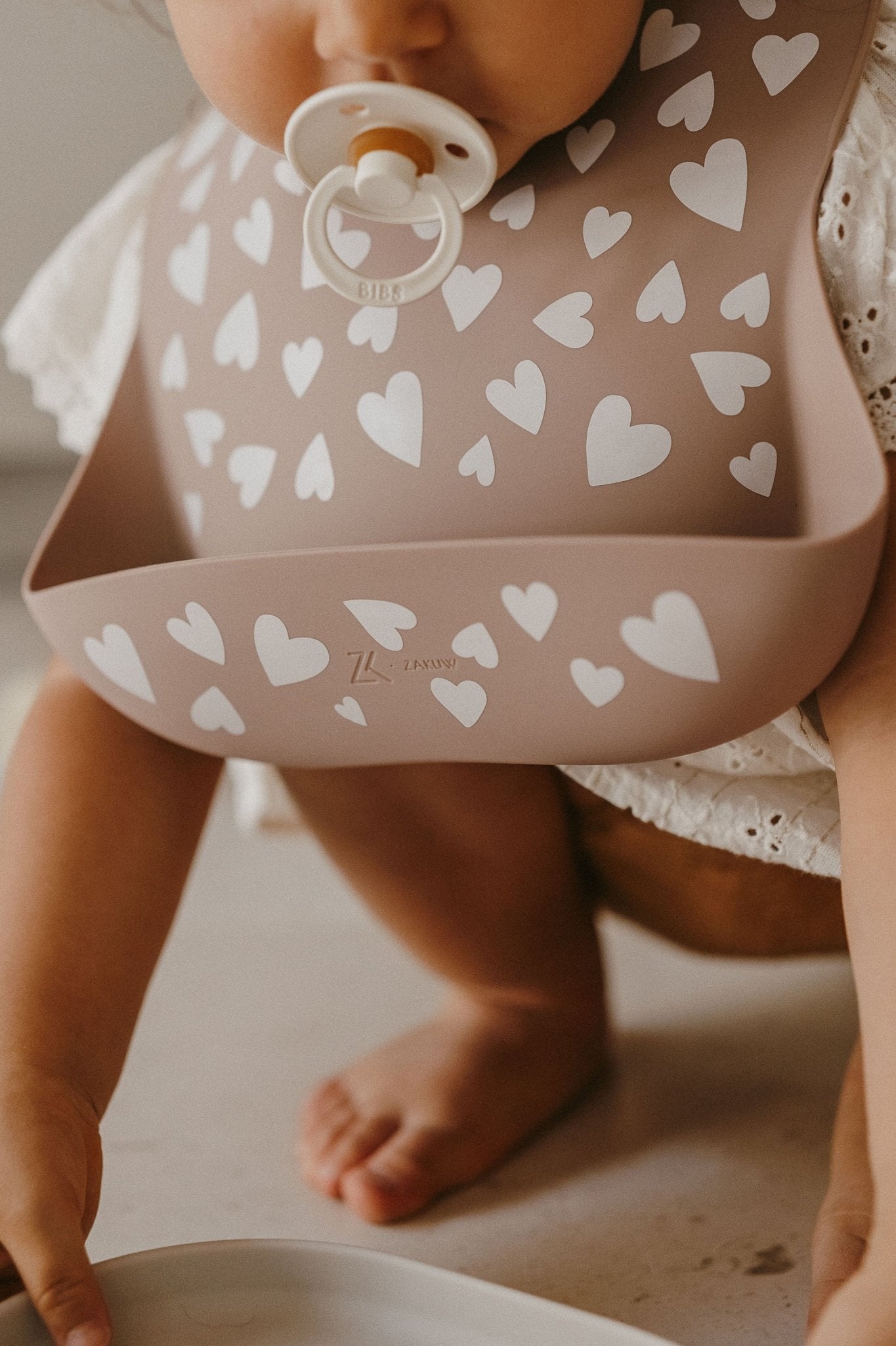 Bavoir en silicone cœurs taupe - zakuw - Lili Margaret