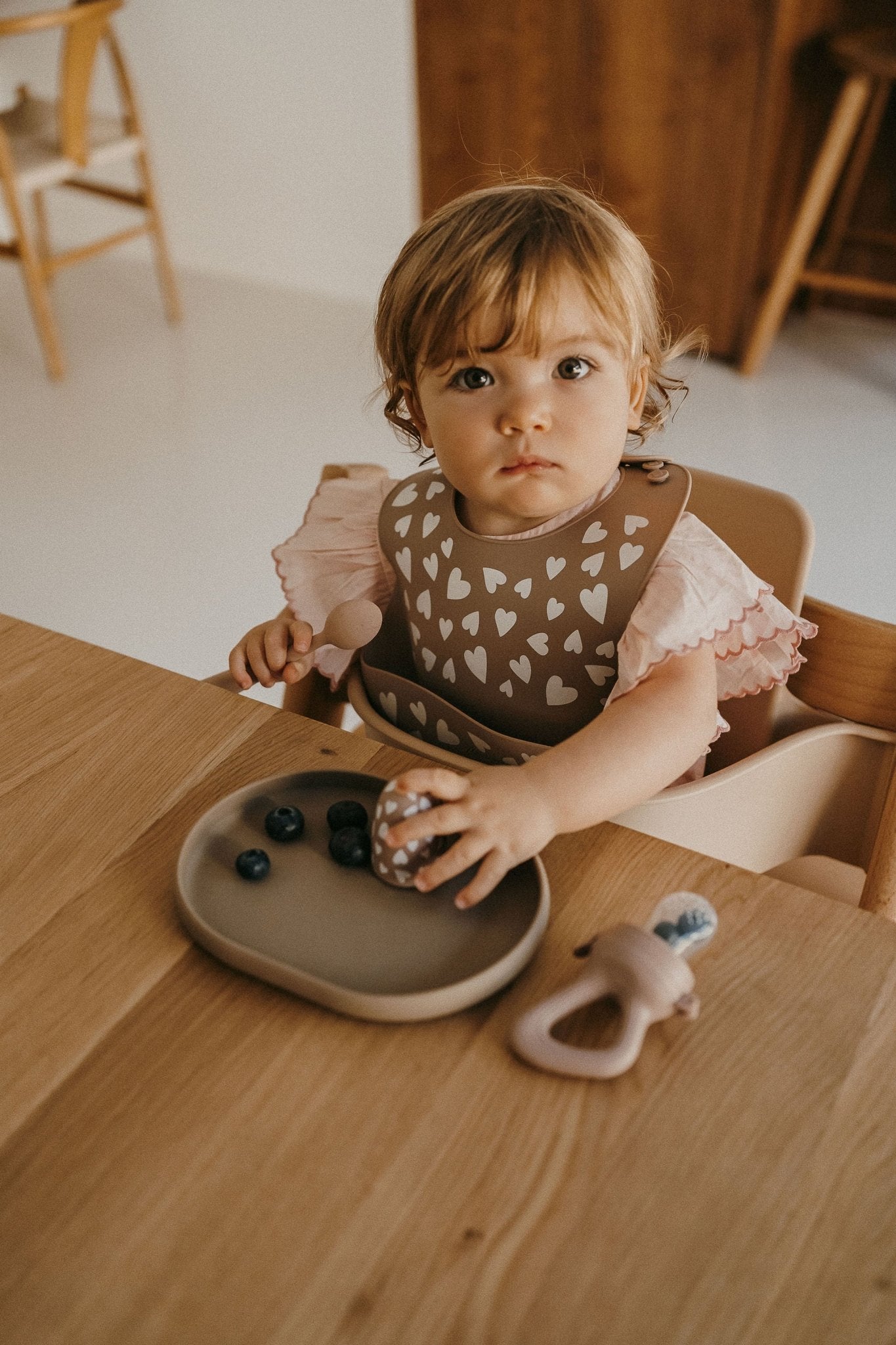 Bavoir en silicone cœurs taupe - zakuw - Lili Margaret