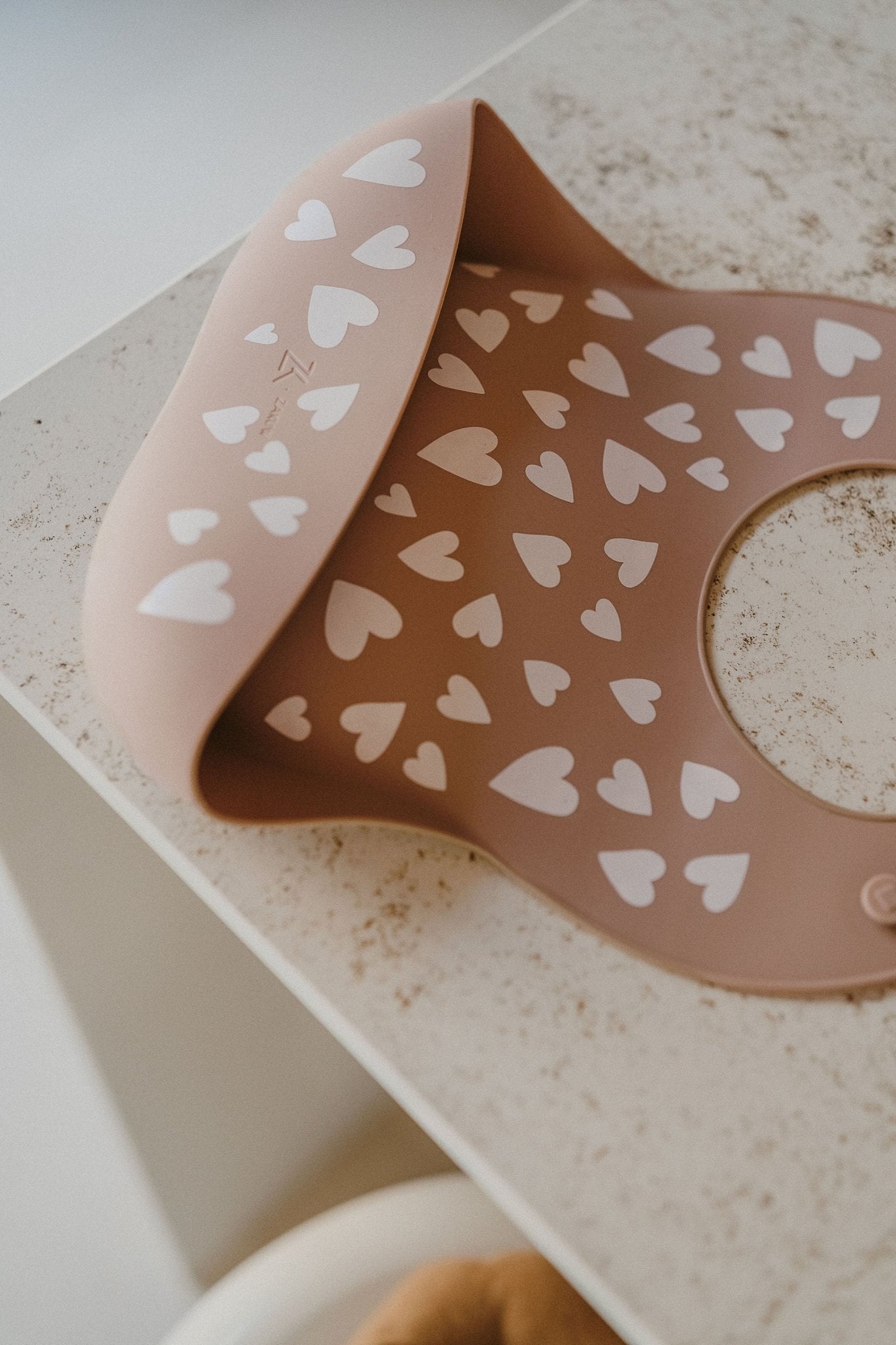 Bavoir en silicone cœurs taupe - zakuw - Lili Margaret