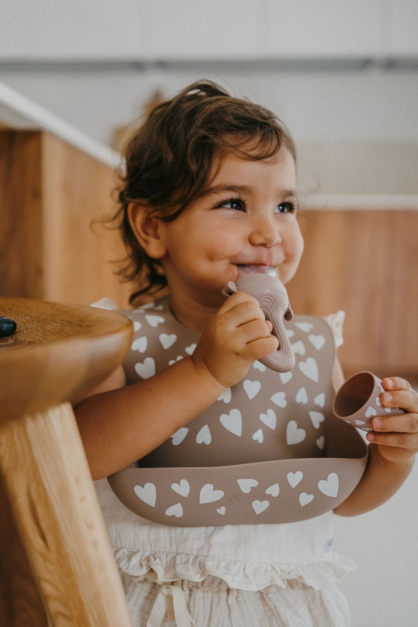 Bavoir en silicone cœurs taupe - zakuw - Lili Margaret