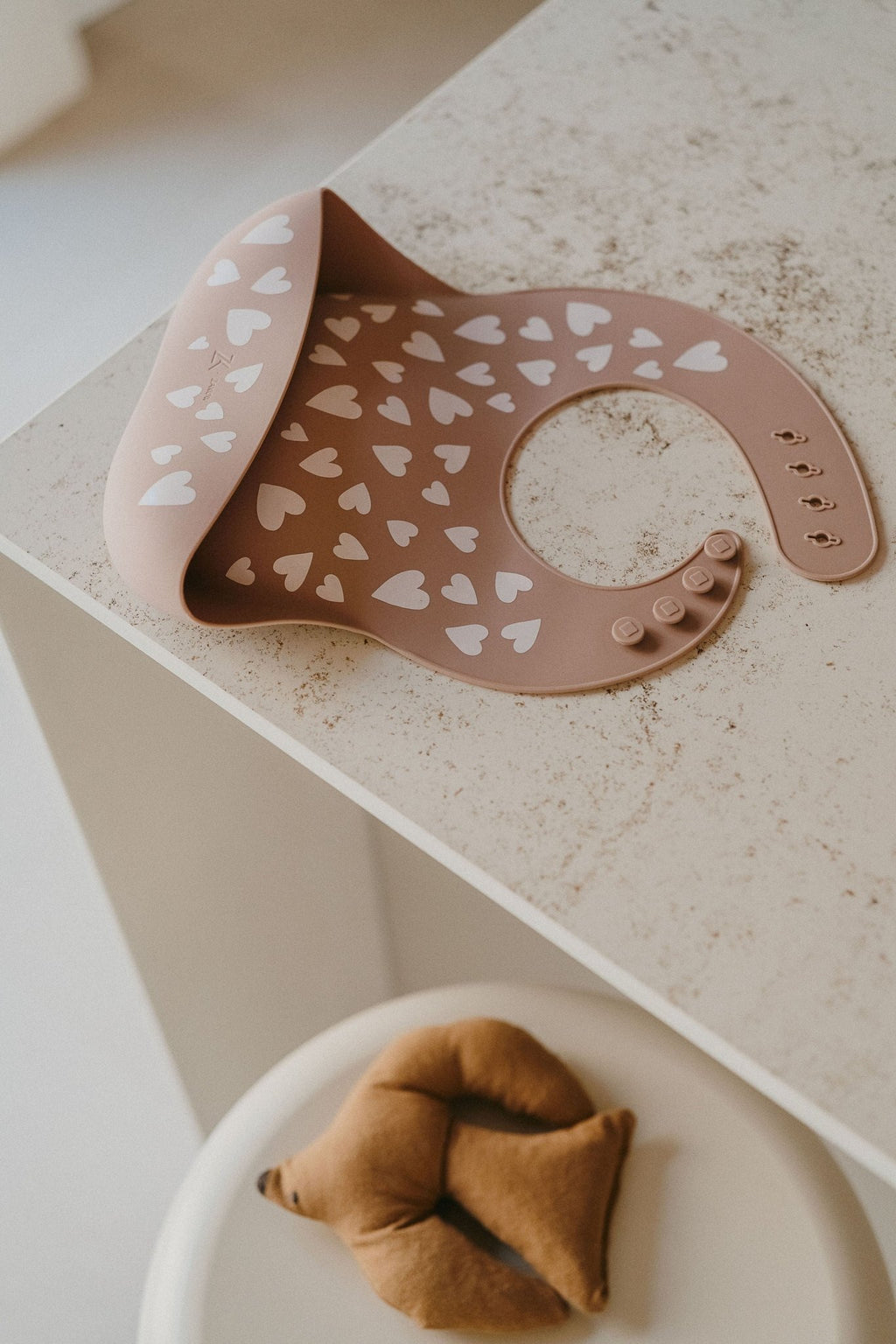 Bavoir en silicone cœurs taupe - zakuw