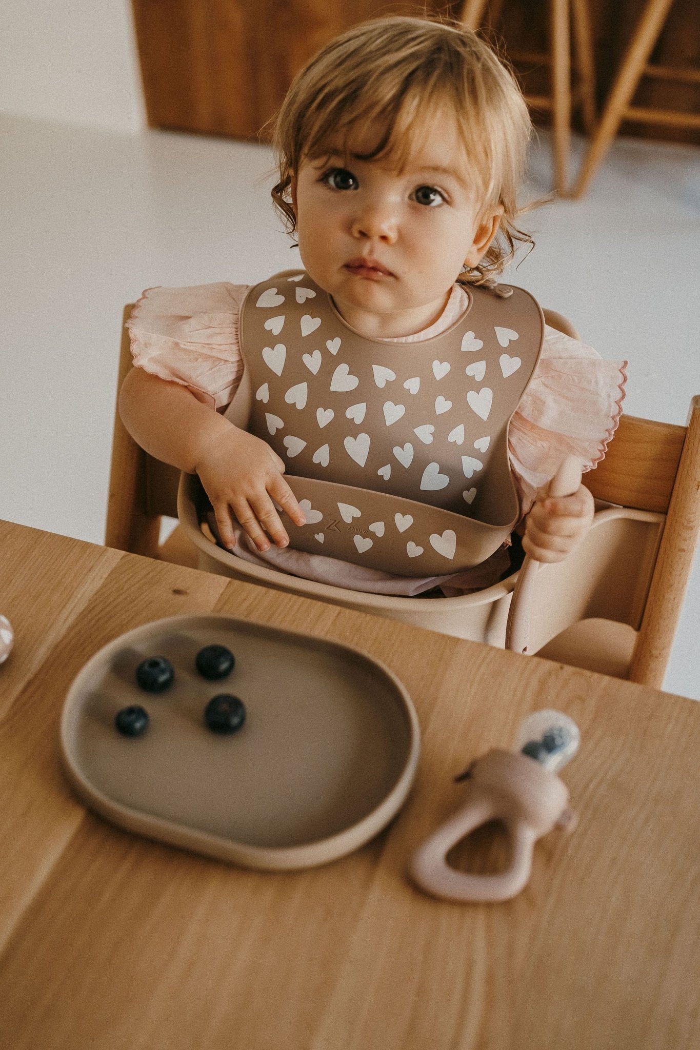 Bavoir en silicone cœurs taupe - zakuw - Lili Margaret