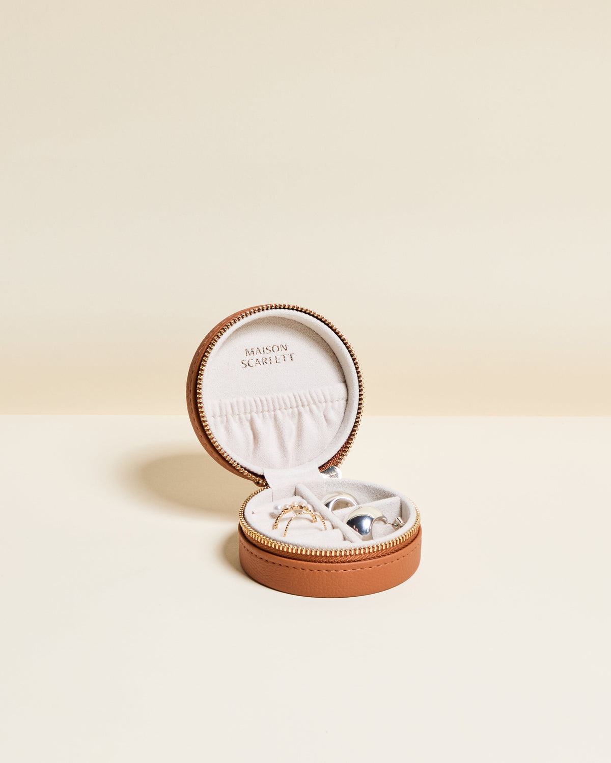 Boîte à bijoux de voyage ronde Yvonne simili cuir Caramel - Maison Scarlett