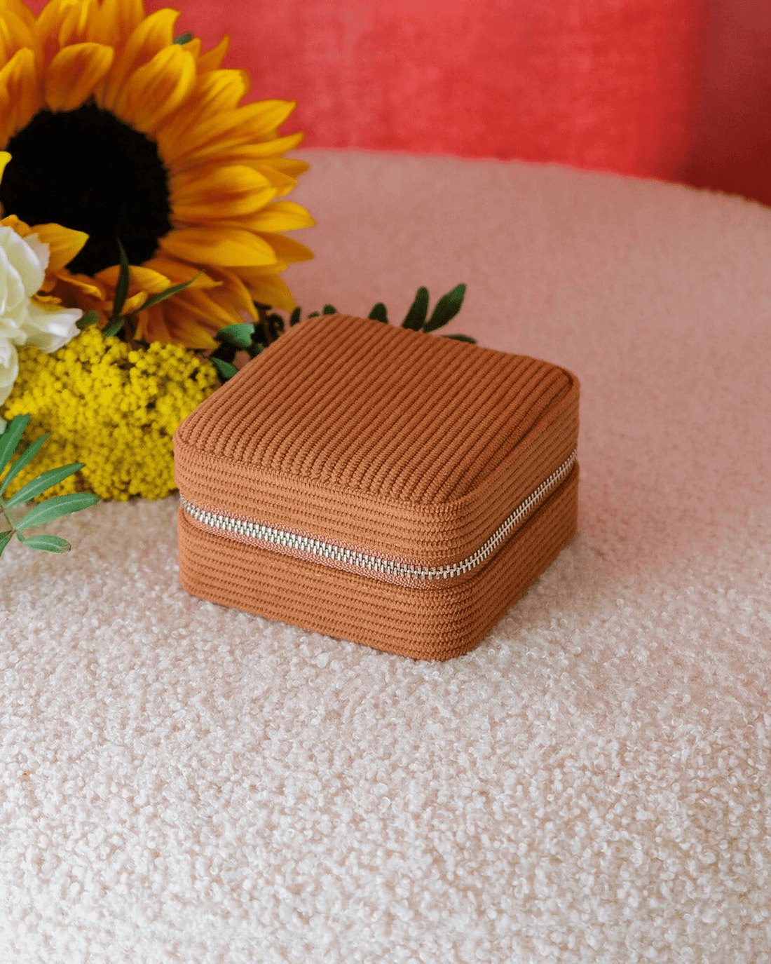 Boîte à bijoux en velours côtelé camel – Corinne par Maison Scarlett