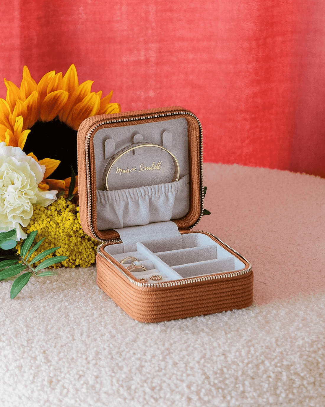 Boîte à bijoux en velours côtelé camel – Corinne par Maison Scarlett