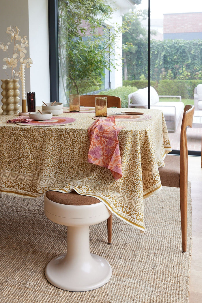 Table d’extérieur dressée avec une nappe block print Bonheur du Jour