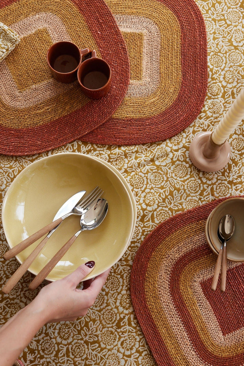 Table dressée sur la nappe block print Kamala Bonheur du Jour, sets en jonc tressé, bol en céramique et couverts en bois