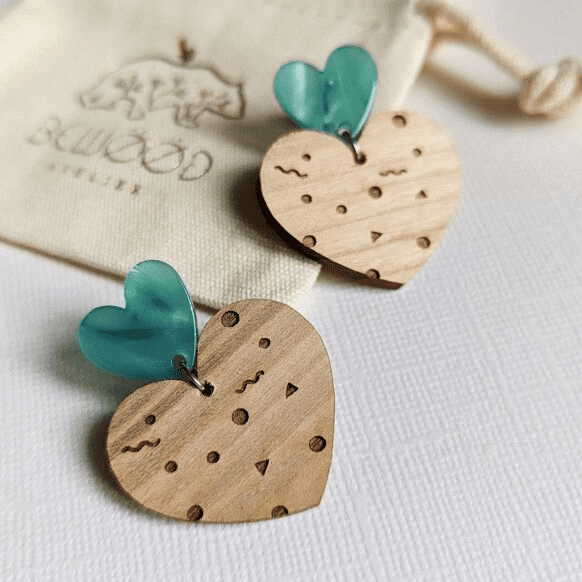 Boucles d'oreilles en bois fait main coeur